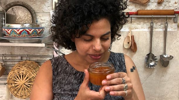 Mirna Bamieh oliendo un bote de mermelada de naranja ácida