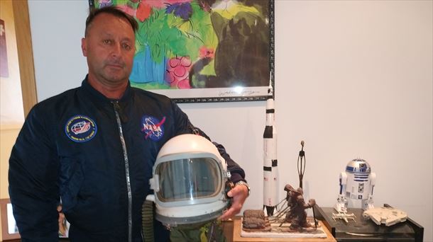 Josu Feijoo con un casco espacial que se empleaba hace décadas y que forma parte de su colección    