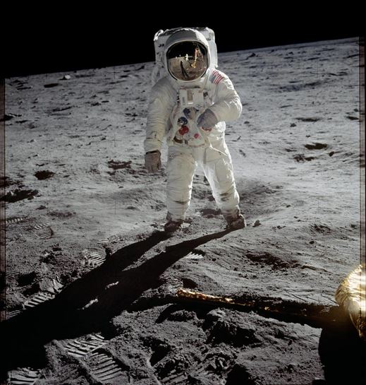 Colinas de la Luna, visibles detrás de Neil Armstrong.