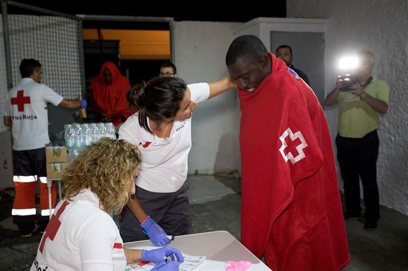 Varios migrantes en el puerto de Motril