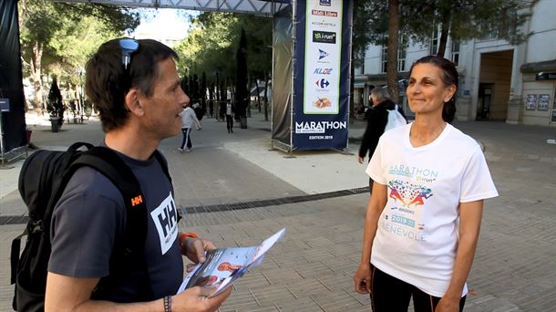 Zigor Iturrieta con la directora del maratón de Montpellier.