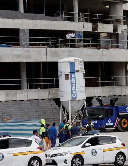 Accidente laboral en el estadio de Anoeta: Foto:  EFE/Javier Etxezarreta