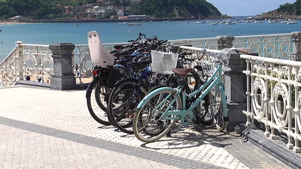 Bicicletas en la barandilla de La Concha. Foto: EiTB