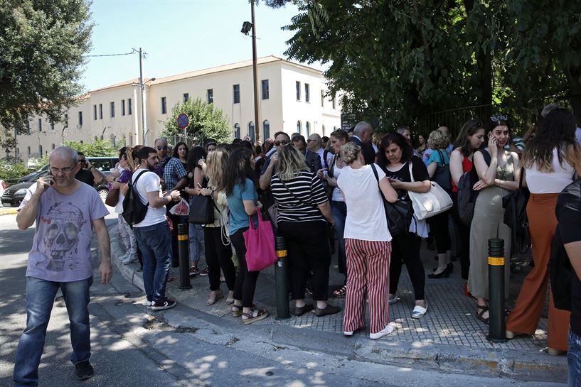 La gente sale a la calle por el terremoto en Atenas.