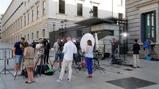 Medios de comunicación a la espera de que comience el Pleno de investidura en el Congreso