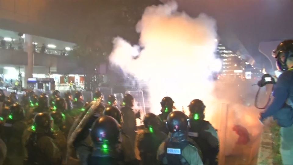 Hong Kongeko mafia taldeek manifestariei eraso egin diete
