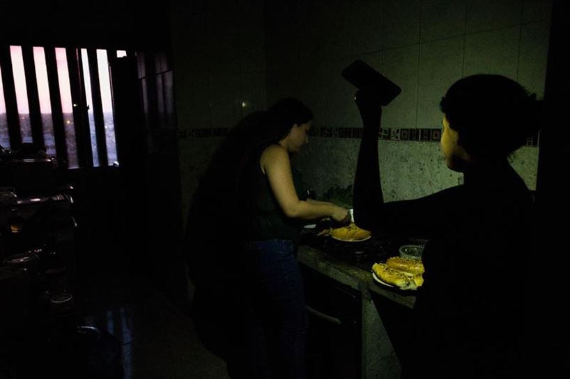 Dos mujeres preparan la comida durante el apagón.