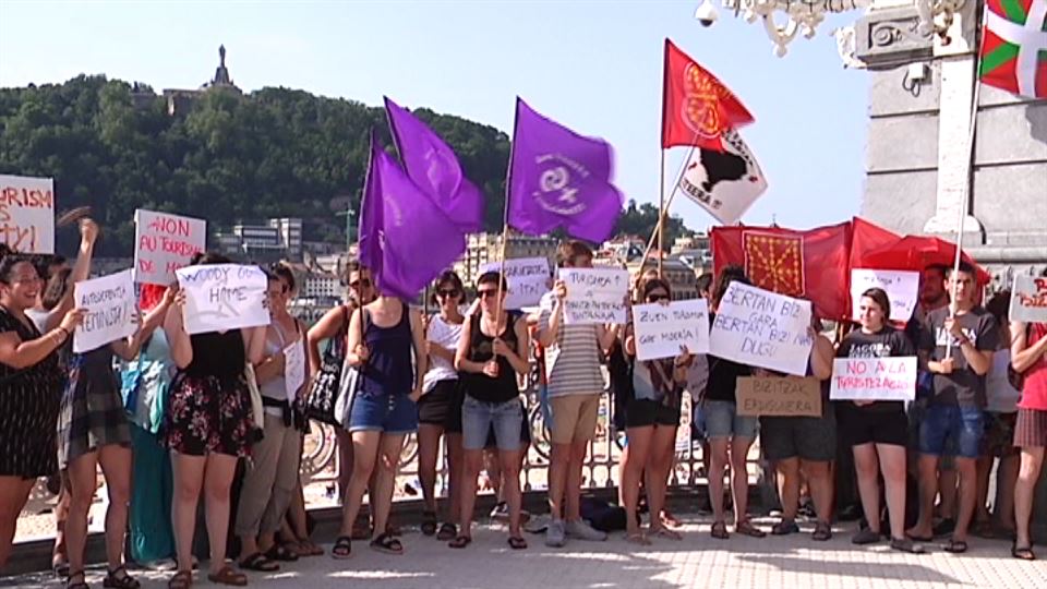 Protesta en San Sebastián contra el rodaje de la película de Woody Allen en la ciudad