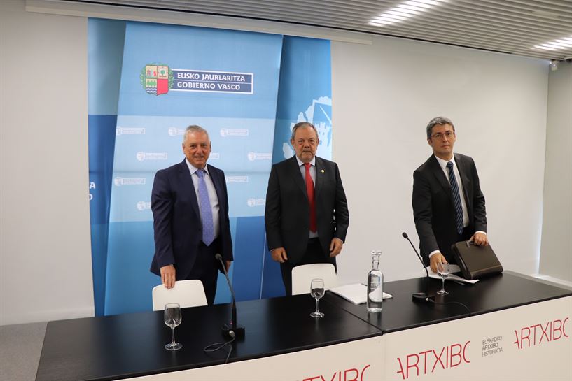 Alberto Alberdi, Pedro Azpiazu y Jordi Campás en rueda de prensa. Foto: Irekia