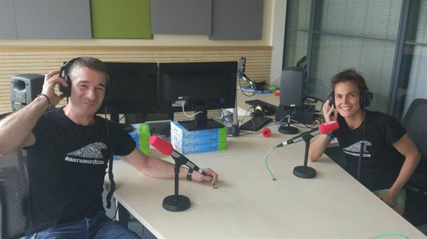 Olatz Gabilondo y Gorka Aranbarri de Marea Urdina en nuestros estudio de radio