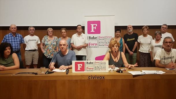 Representantes del Foro Social junto a las madres y padres de los jóvenes de Alsasua.