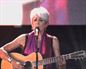 Joan Baez llena de folk la Zurriola en la primera noche del Jazzaldia