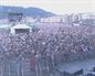 Una multitud llenó anoche la playa de la Zurriola 