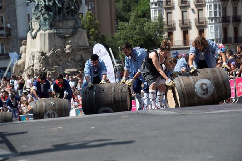 Laugarren urtez jarraia, Basatiak taldeak irabazi du Gasteizko kupelen lasterketa