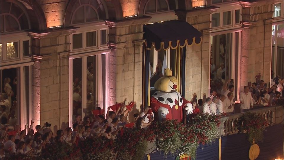 Bajo la atenta mirada del Rey León comenzaron anoche las fiestas de Baiona 2019