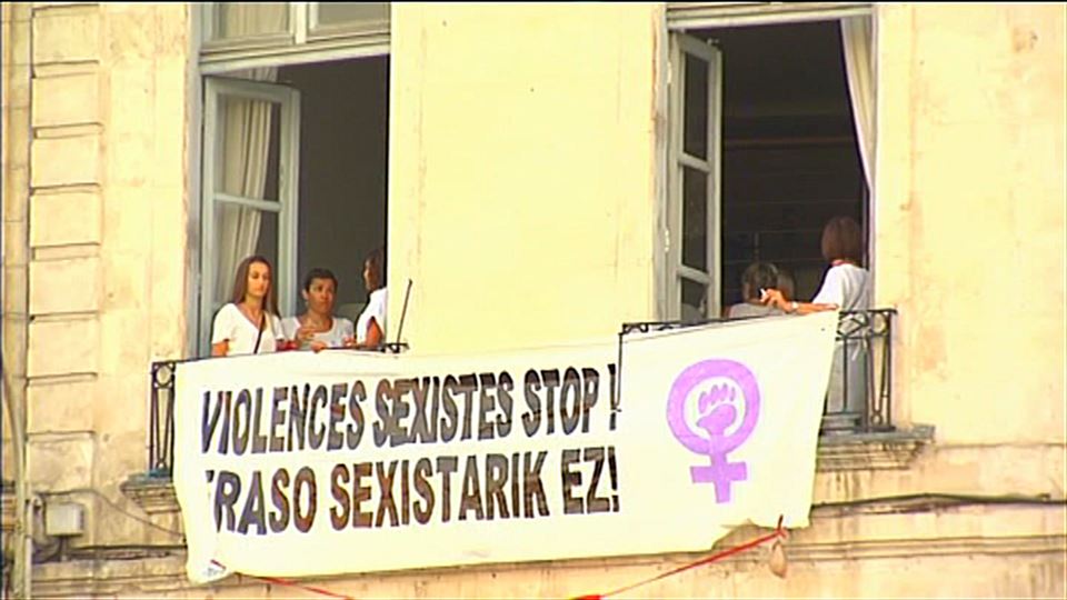Cartel contra las agresiones sexistas, en Baiona.