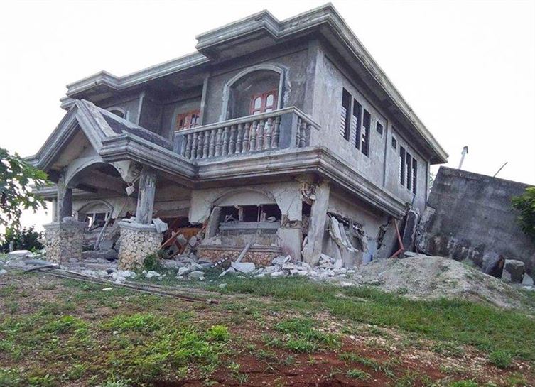 Destrozos tras el terremoto en Filipinas. Foto: EFE