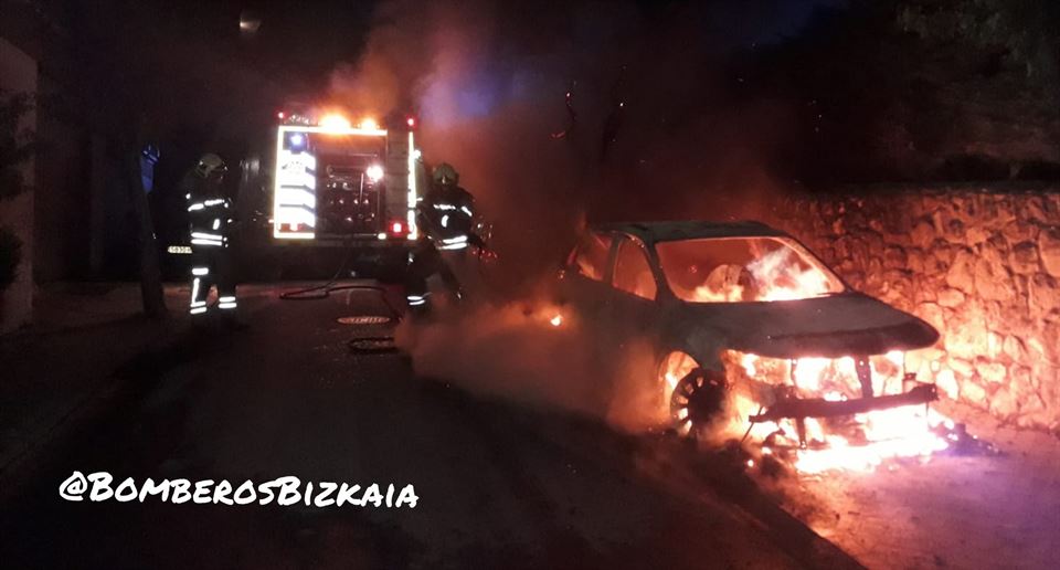 Incendio del vehículo en Sukarrieta. Foto: Bomberos de Bizkaia.