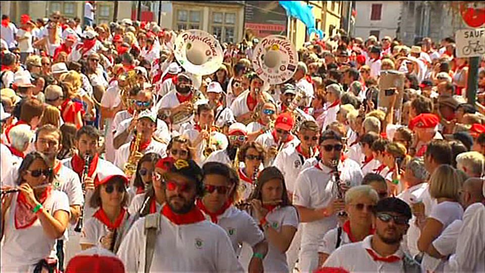 Una multitud de personas disfruta de la fiestas de Baiona en 2019