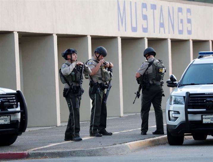 Tres agentes de Policía en los alrededores del tiroteo de Gulroy, California