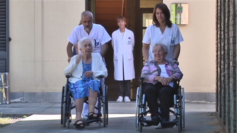 Cuidadores y usuarios de la residencia San José de Azkoitia se comunican en euskera