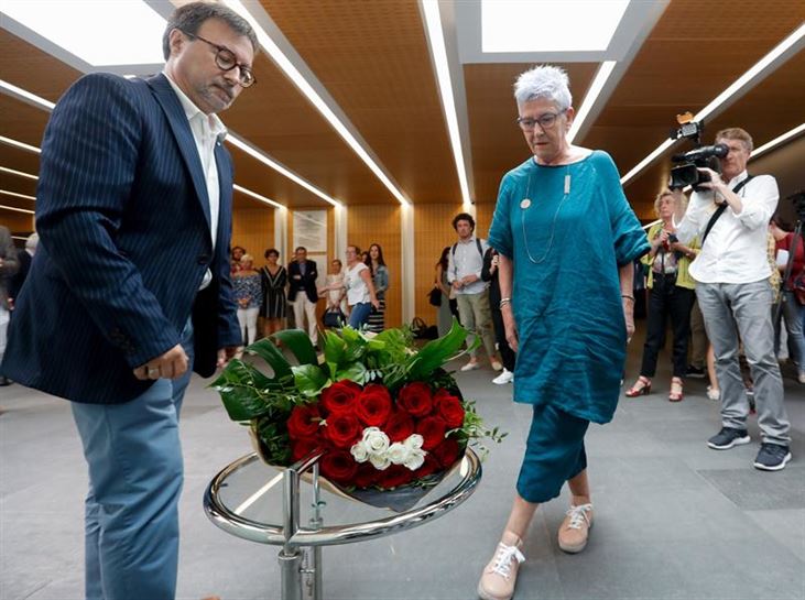 Maixabel Lasa participa en una ofrenda floral junto al juntero de EH Bildu Ernesto Merino