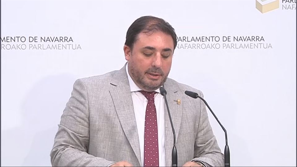 Unai Hualde Nafarroako Parlamentuan. 