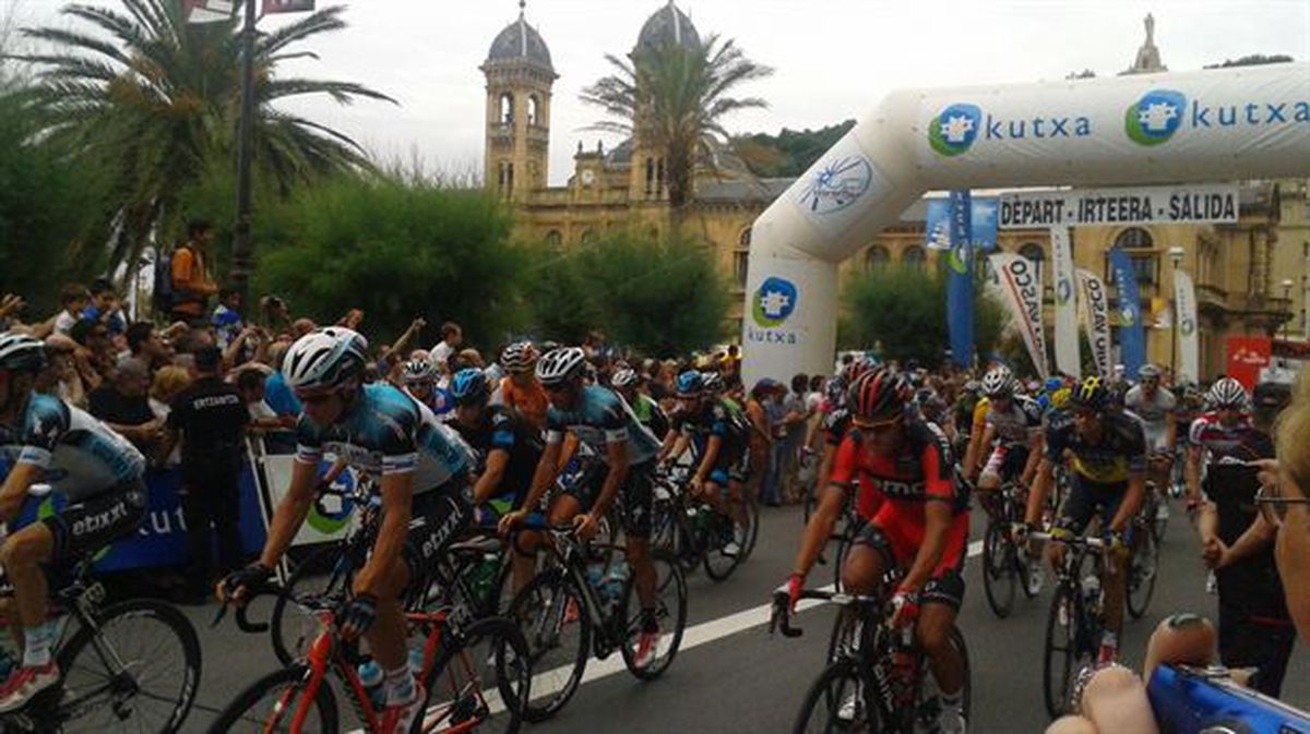 Imagen de los ciclistas pasando por el ayuntamiento de San Sebastián
