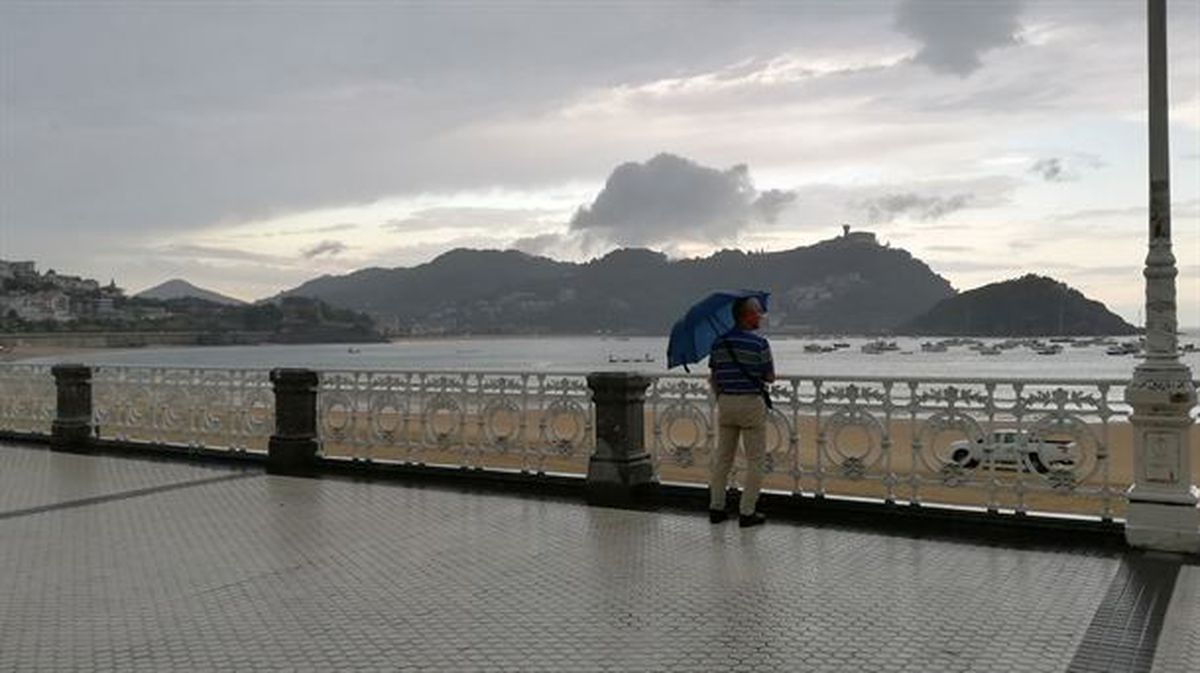 El paseo de La Concha, bajo la lluvia