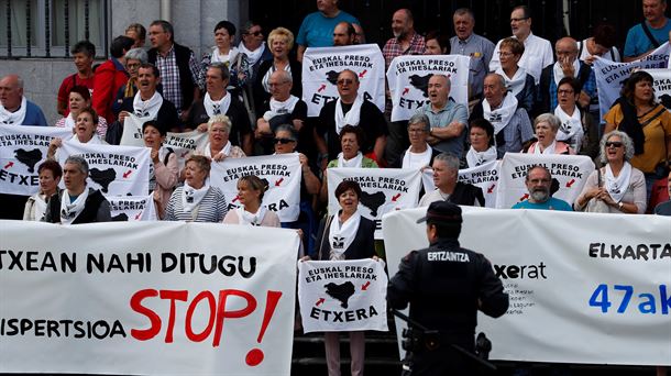 Concentración de Etxerat en Azpeitia.