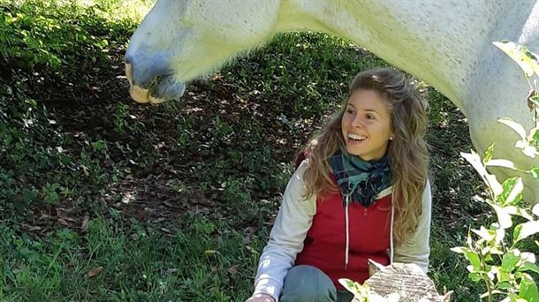 Inmaculada Romero junto a su caballo Morante