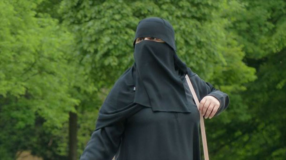 Una mujer musulmana con un niqab