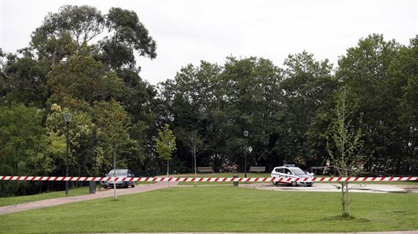 Agentes de la Ertzaintza custodian el lugar de la violación