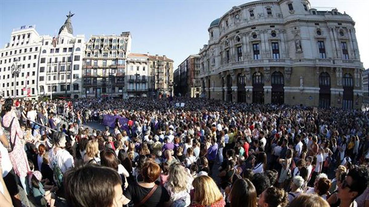 Miles de personas se concentran para condenar la violación múltiple en Bilbao.