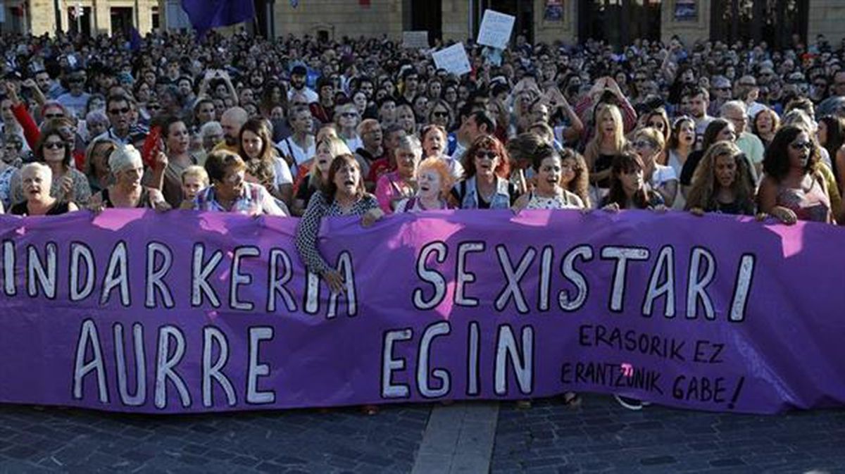 Concentración en Bilbao en repulsa de la agresión sexual múltiple. Foto: EFE