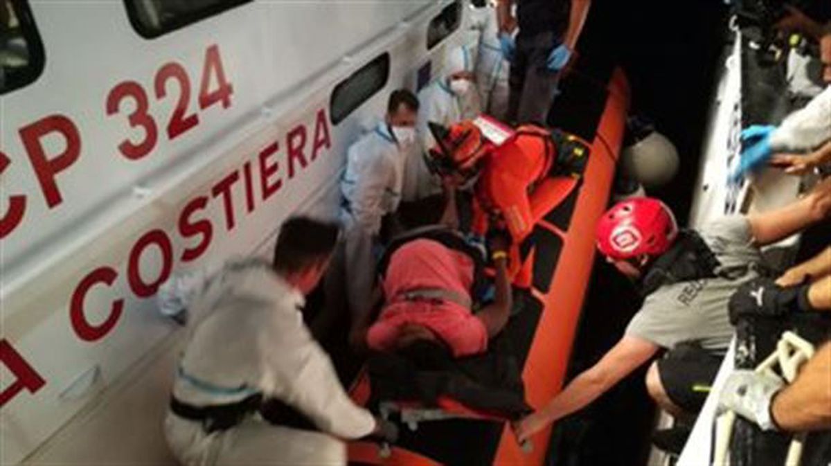 Evacuadas dos mujeres embarazadas del barco de Open Arms en el Mediterráneo. Foto: @campsoscar