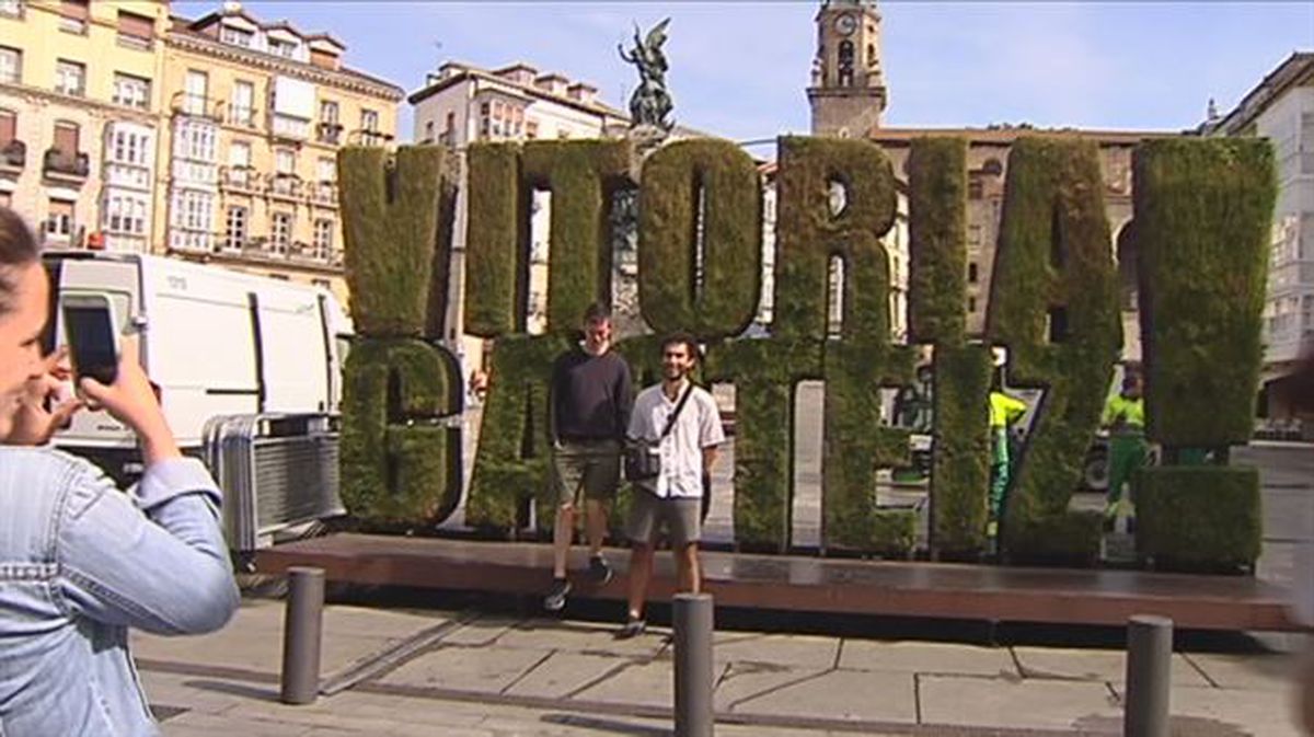 Turistas en la plaza Virgen Blanca de Vitoria-Gasteiz. 