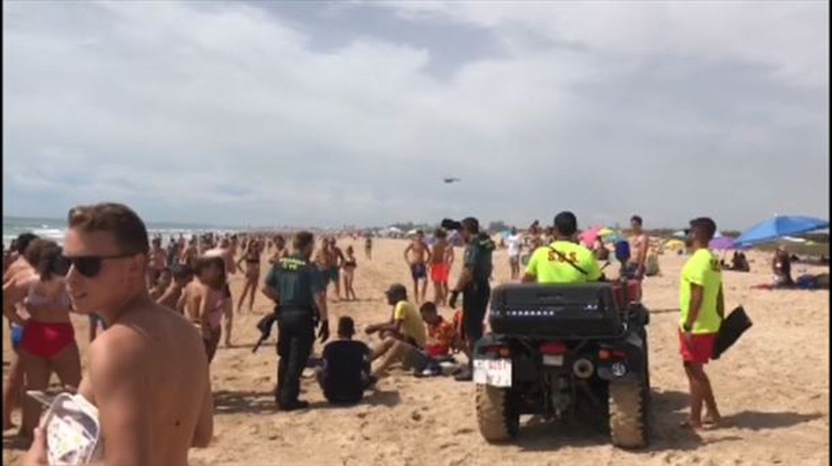 Una patera con inmigrantes llega a la playa de Zahora