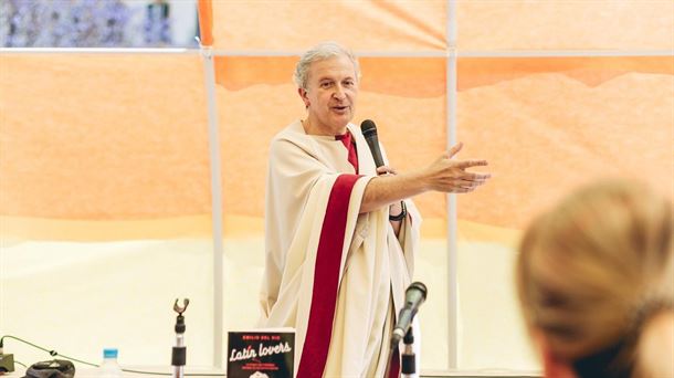 Emilio del Río presentando "Latin lovers". Fuente: El autor