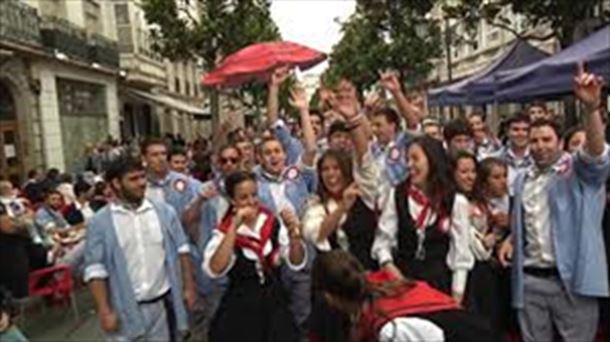 Neskas y blusas animan las fiestas de Gasteiz