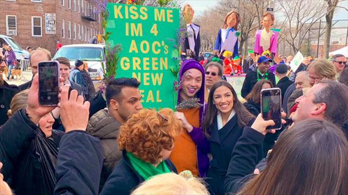 Alexandria Ocasio-Cortez junto a una pancarta en apoyo al 'Green New Deal' en el desfile de San Patricio. Foto: Twitter de Ocasio-Cortez