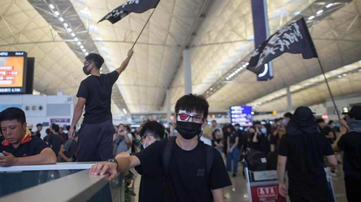 Milaka manifestari sartu dira aeroportura