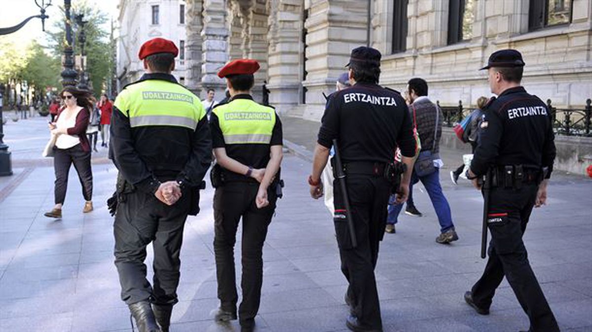 Policias Locales y agentes de la Ertzaintza por las calles de Bilbao.