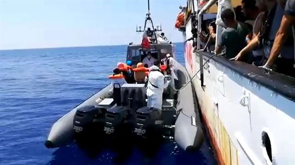 El 'Open Arms' lleva más de 150 migrantes a bordo. Foto: EFE. 
