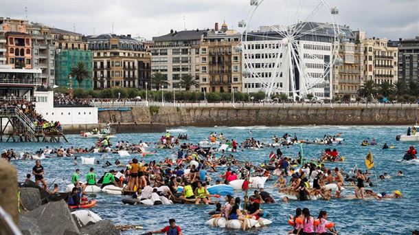 Abordaje pirata en aguas de La Concha durante la Semana Grande 2019. 