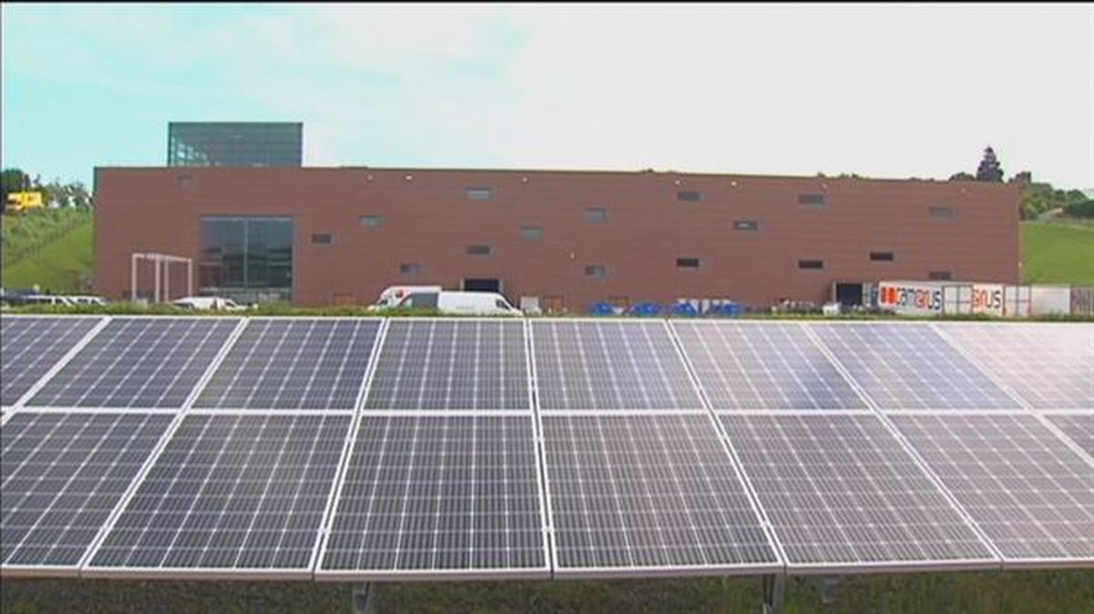 Paneles solares en la sala de prensa de Biarritz