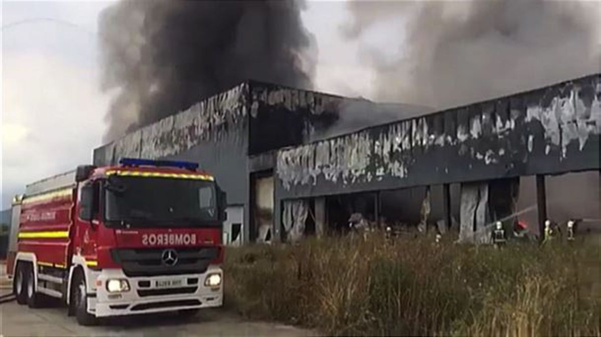 En agosto de 2018, un incendio arrasó la planta de Aldanondo. Foto obtenida de un vídeo de EiTB. 