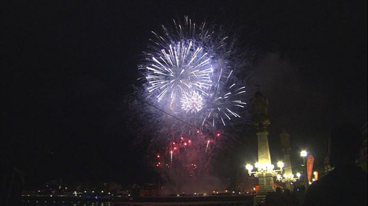 Fuegos artificiales de la pirotecnia Gironina en la Semana Grande de San Sebastián