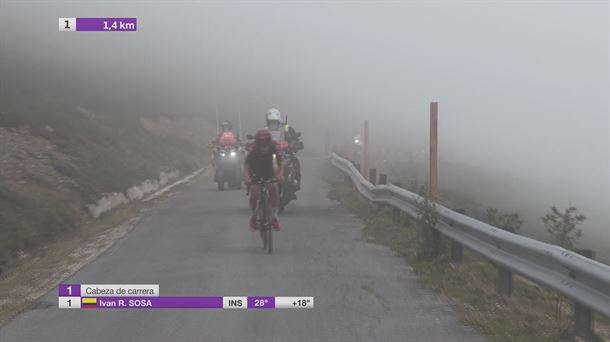 Iván Sosa, entrela niebla, en el último kilómetro de la cuarta etapa