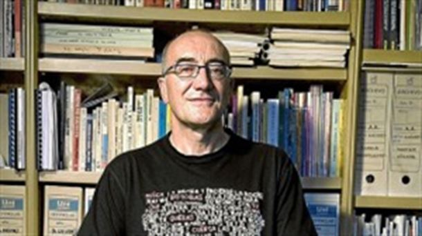 Antonio Altarriba frente a su biblioteca